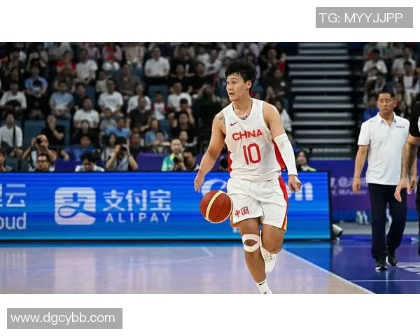 中国男篮新阵容亮相备战世界杯，年轻球员崭露头角展现无限潜力